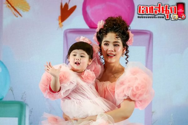 รูปภาพน้องเกลและแม่ชมออกงานอีเว้นคู่กันของ heng99