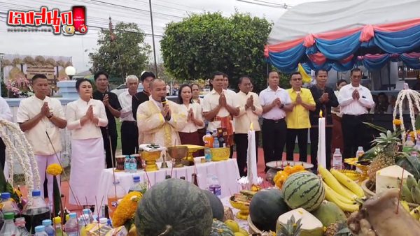 รูปภาพชาวบ้านร่วมพิธีบวงสรวงสักการะเสาหลักเมืองของ heng99