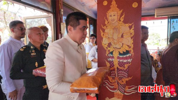 รูปภาพพิธีเปลี่ยนผ้าไตรจีวร สรีระสังขาร "หลวงปู่หมุนของ heng99