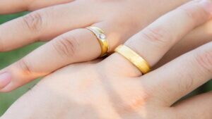 ฝันเห็นแหวนทอง 2 วง -"I dreamt of seeing two gold rings. "